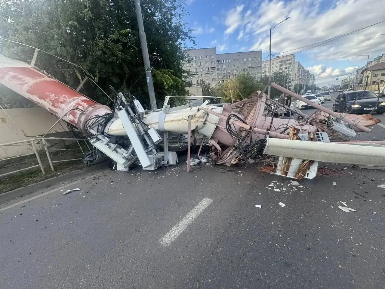 Дорожное ограничение введено у дома 55/1; движение частично перенаправляют по встречной полосе, на месте работают ДПС.