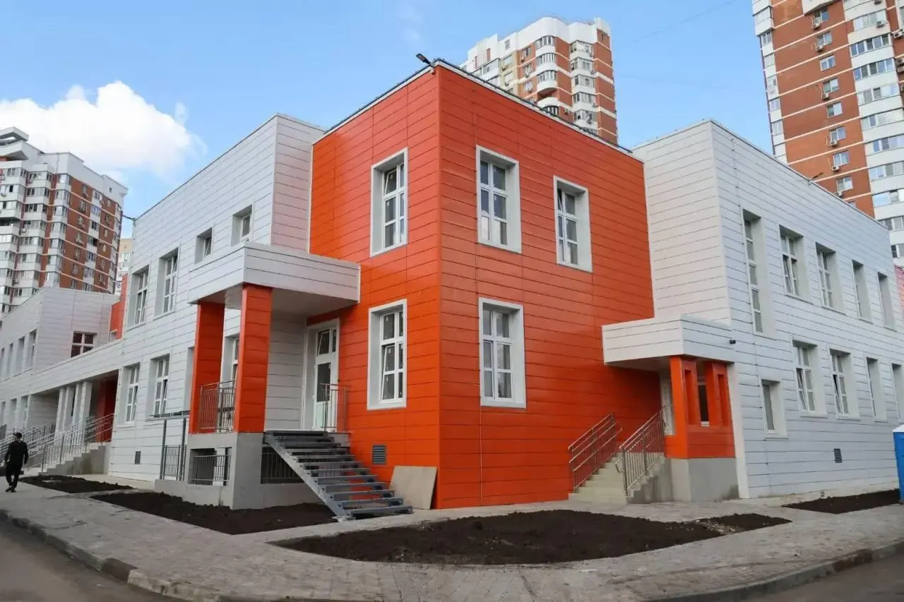 Детский сад на 180 мест строится в ЖК «Новый город» и должен был открыться в 2025 году; на данный момент идут пусконаладочные работы и благоустройство. Контракт стоит 420 млн рублей, сроки, по сути, соблюдаются.