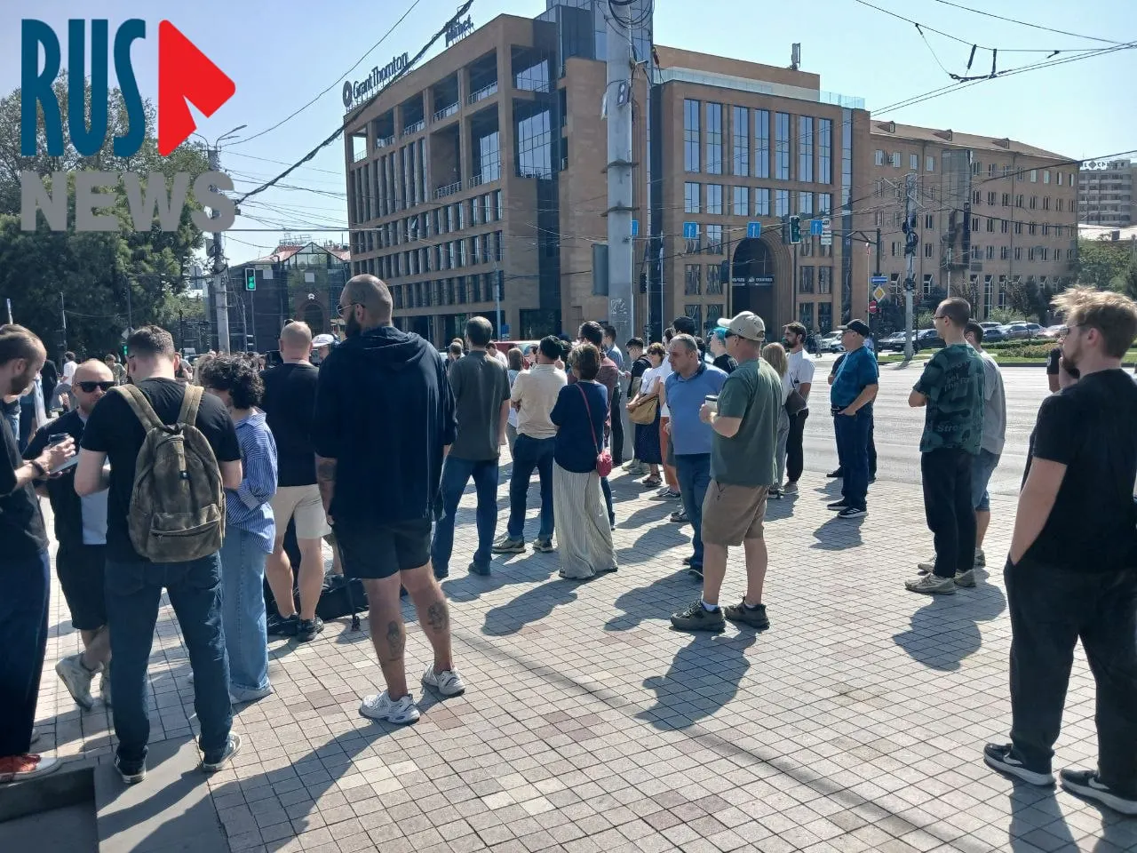 К полудню у посольства России в Ереване выстроилась очередь из более чем тысячи людей; рядом проходит митинг.