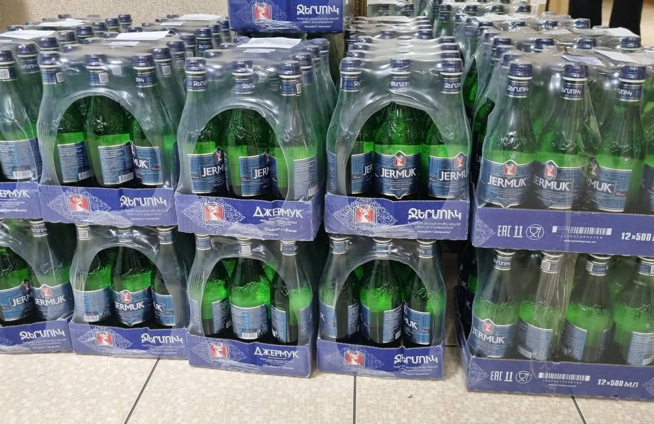 Продажи армянской воды марки «Джермук» временно остановлены: проверка выявила несоответствие требованиям. Под запрет попала партия разных видов воды объёмом 0,33–1,5 л.