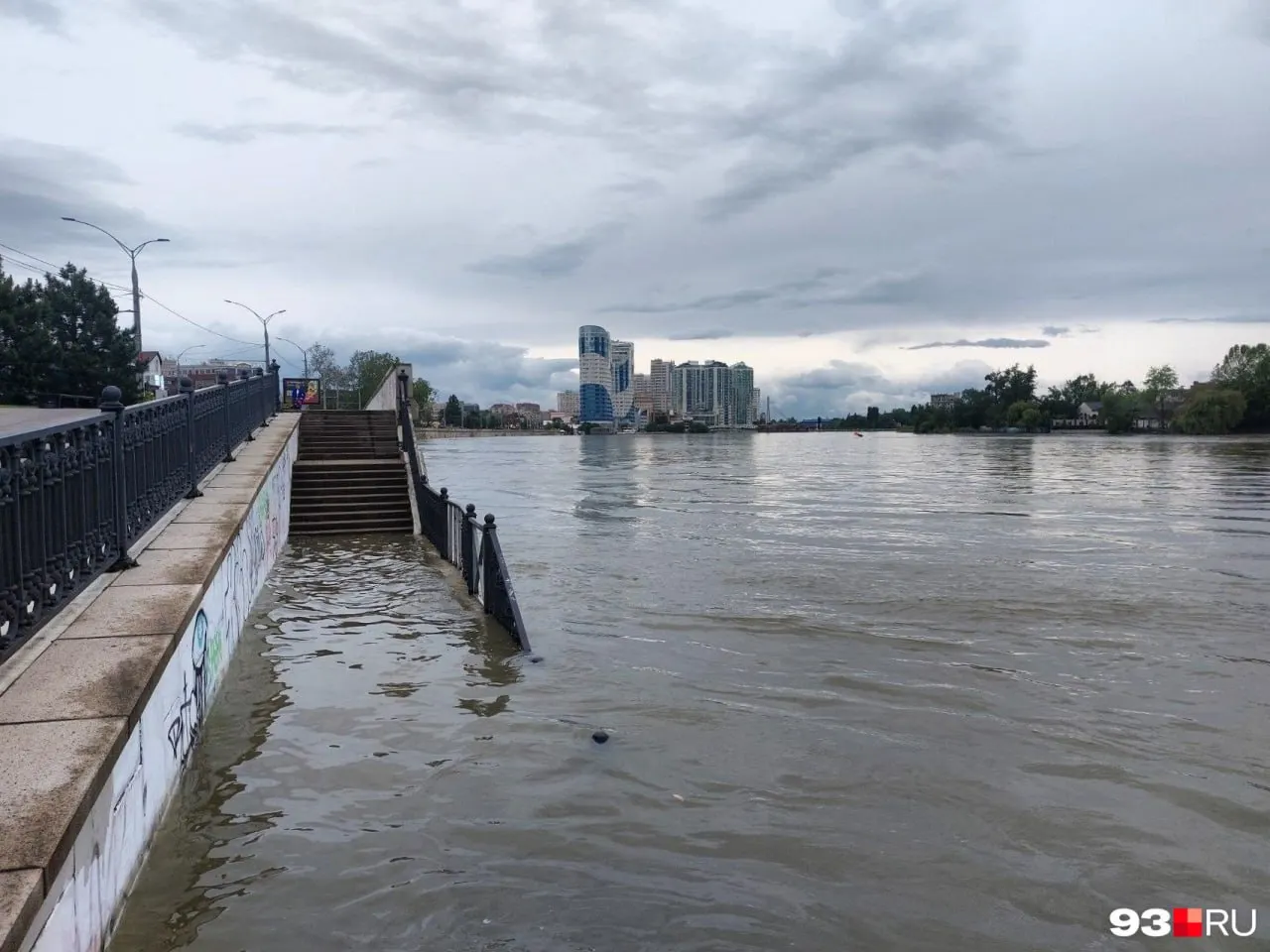 На набережной у Тургеневского моста и на Рождественской набережной уровень воды поднялся до пешеходных зон. В администрации сообщают, что ситуация стабильная и угрозы подтопления населённых пунктов нет.