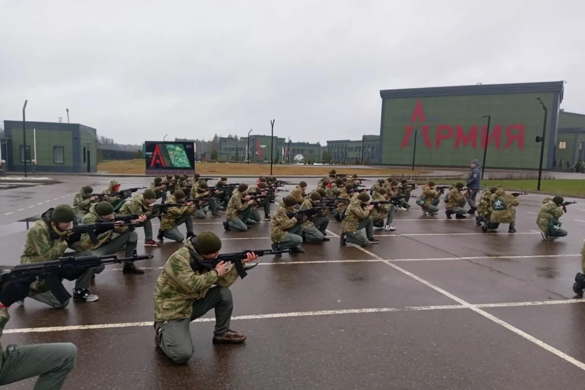 За пять лет на создание и работу центров для обязательных военных сборов школьников направлено, по оценкам, как минимум 50 млрд рублей; значительная часть средств ушла на сеть «Авангард».