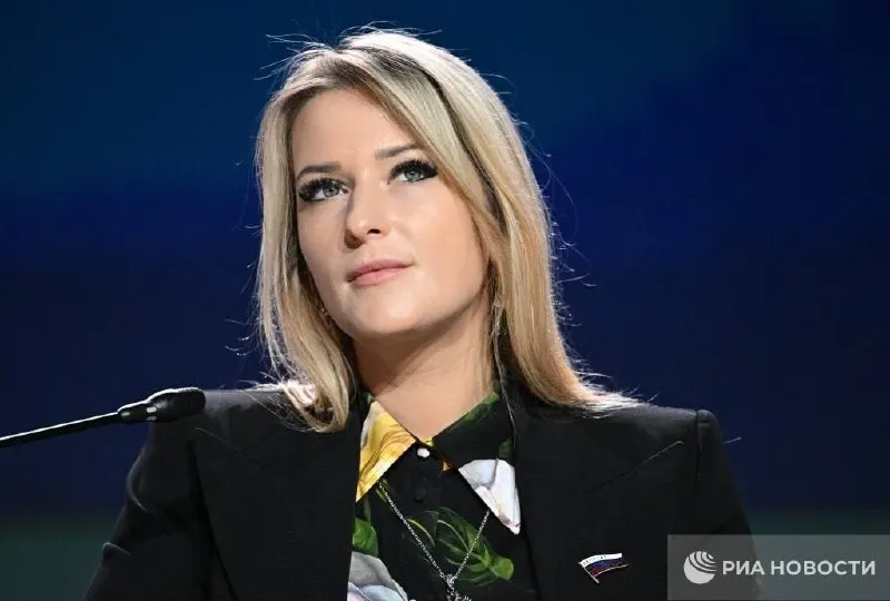 37‑летняя Яна Лантратова назначена уполномоченным по защите прав человека. Ранее она работала на телевидении, участвовала в «Молодой Гвардии», входила в президентский Совет и была избрана в Госдуму. Критики называют её исполнителем чужих поручений, а назначение — признаком ослабления института омбудсмена.
