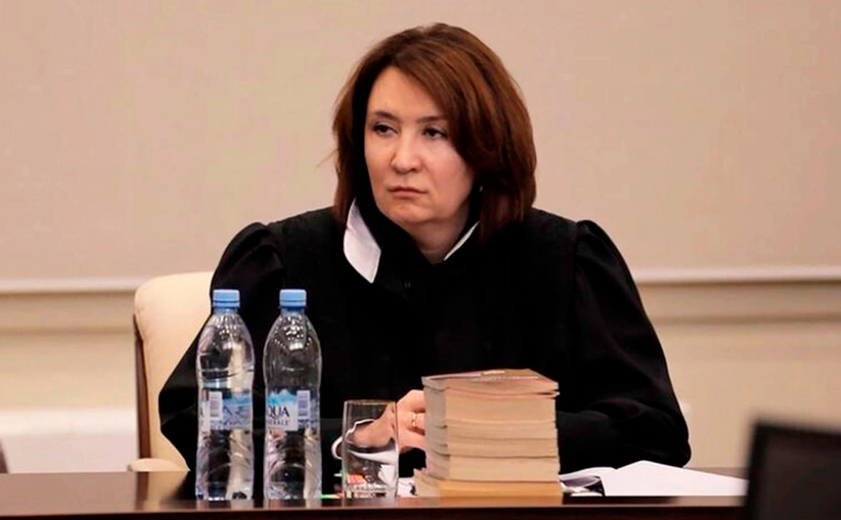Прокуратура утверждает, что Хахалева и аффилированные с ней лица через подставные сделки завладели более 12,5 тыс. га земли и переводили активы за границу; по иску названы члены семьи и ряд компаний.
