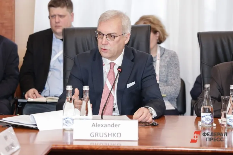 Замминистра иностранных дел Александр Грушко предупредил, что любые попытки блокады или применения силы против Калининградской области приведут к тяжёлым последствиям; он отметил рост военной активности в Балтийском регионе и назвал риск захвата нулевым.