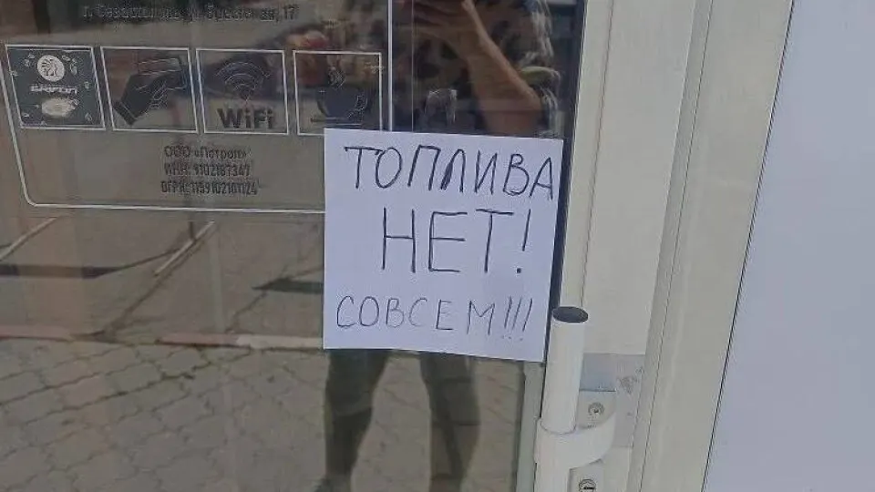 С 31 мая в Крыму вводят продажу АИ‑95 по талонам с приоритетом для коммунального и социального транспорта; на АИ‑92 устанавливают розничный лимит 20 л на одно ТС. Ограничения связаны с остановками НПЗ и проблемами логистики.
