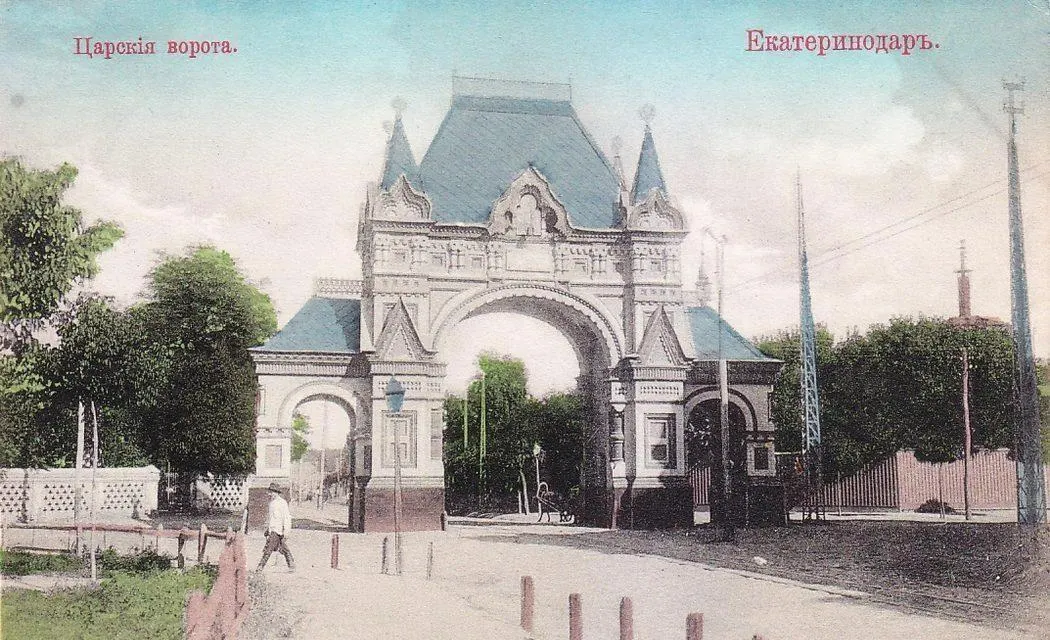 В начале XX века Екатеринодар стремительно развивался: в городе появился трамвай, шло активное строительство учебных заведений и выдающихся особняков, многие из которых формируют облик города и сегодня.