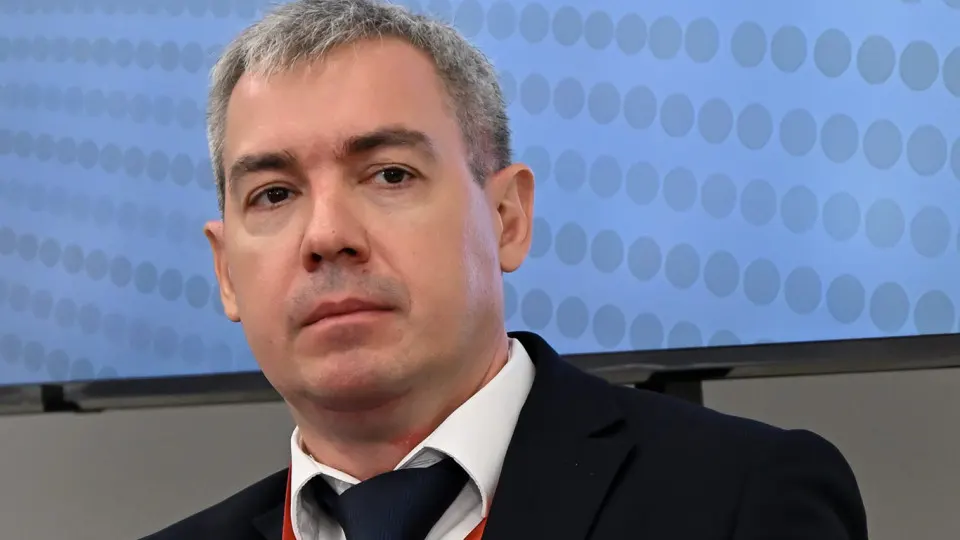 Два заместителя министра готовятся уйти на фоне перераспределения функций по кибербезопасности между Минцифры, ФСБ и другими службами; также планируется реорганизация и возможные сокращения персонала.