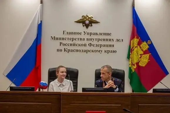 Дарина Белик проследила за злоумышленником, сняла его на телефон — запись помогла задержать подозреваемого в тот же день. Девочку отметили почётной грамотой и провели по экспертно‑криминалистическому центру.