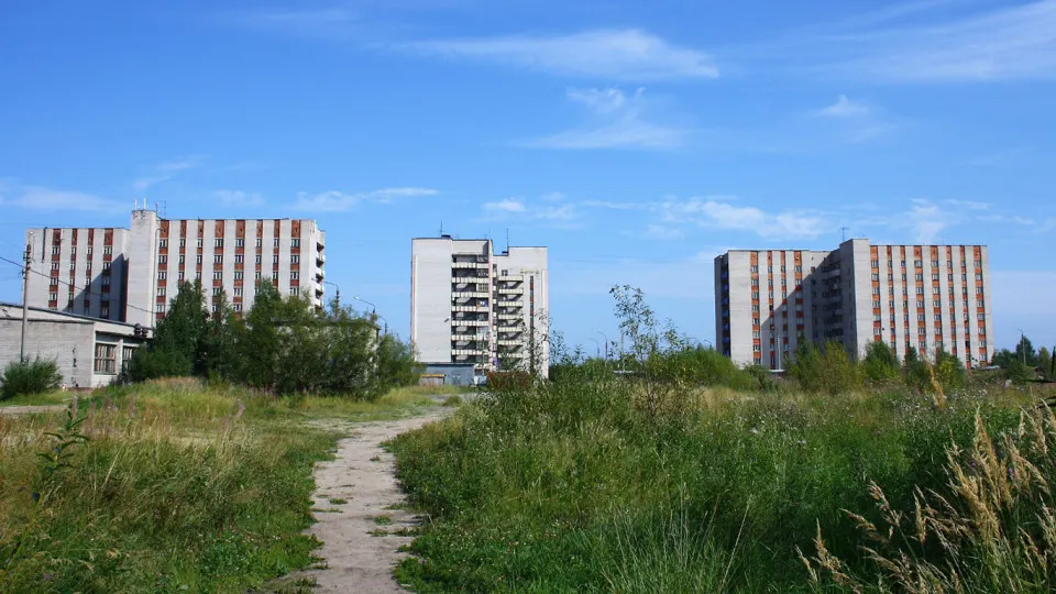 Аналитики зафиксировали снижение цен на готовые квартиры в ряде городов за первые пять месяцев: лидеры по падению — Архангельск, Благовещенск и Сочи; в целом по стране динамика разнится в зависимости от региона и методики подсчёта.