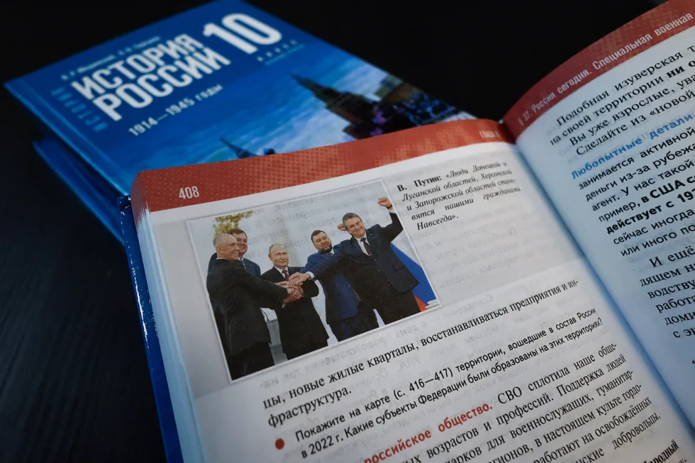 Новые федеральные школьные пособия по истории для средней школы содержат системную политизацию: современная повестка втягивается в рассказ о древности, неудобные факты стираются, а сложные события упрощаются ради патриотической риторики.