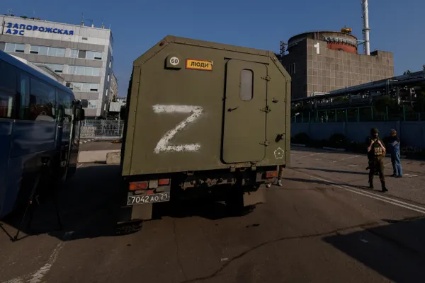 По заявлению российской стороны, боевой дрон под управлением по оптоволокну пробил стену машинного зала, основное оборудование, по данным этой стороны, не пострадало. На станции продолжается мониторинг ситуации.