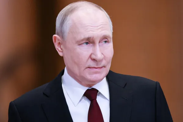 МИД РФ сообщил об отзыве посла Сергея Копыркина в Москву для консультаций на фоне шагов армянского руководства по сближению с Евросоюзом. Отзыв рассматривается как дипломатический сигнал недовольства на фоне парламентских выборов 7 июня и спора вокруг бизнесмена Самвела Карапетяна.