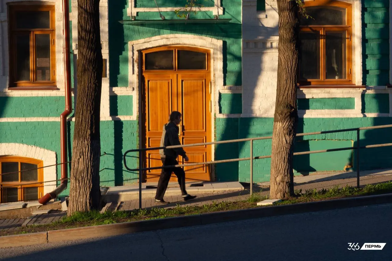 Коротко о росте цен на дизель, сложностях в грузоперевозках, идеях добровольной «защиты неба», ЧП с администратором и планах Минздрава по больничным. Завтра в Перми около +16°C и дождь.