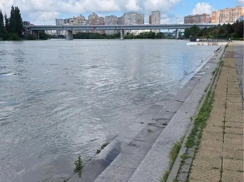 Синоптики прогнозируют дожди, из‑за которых уровень воды может вырасти и привести к выходу реки из берегов. Утренний уровень в водохранилище — 33,76 м, угрожающий порог — 35,23 м.