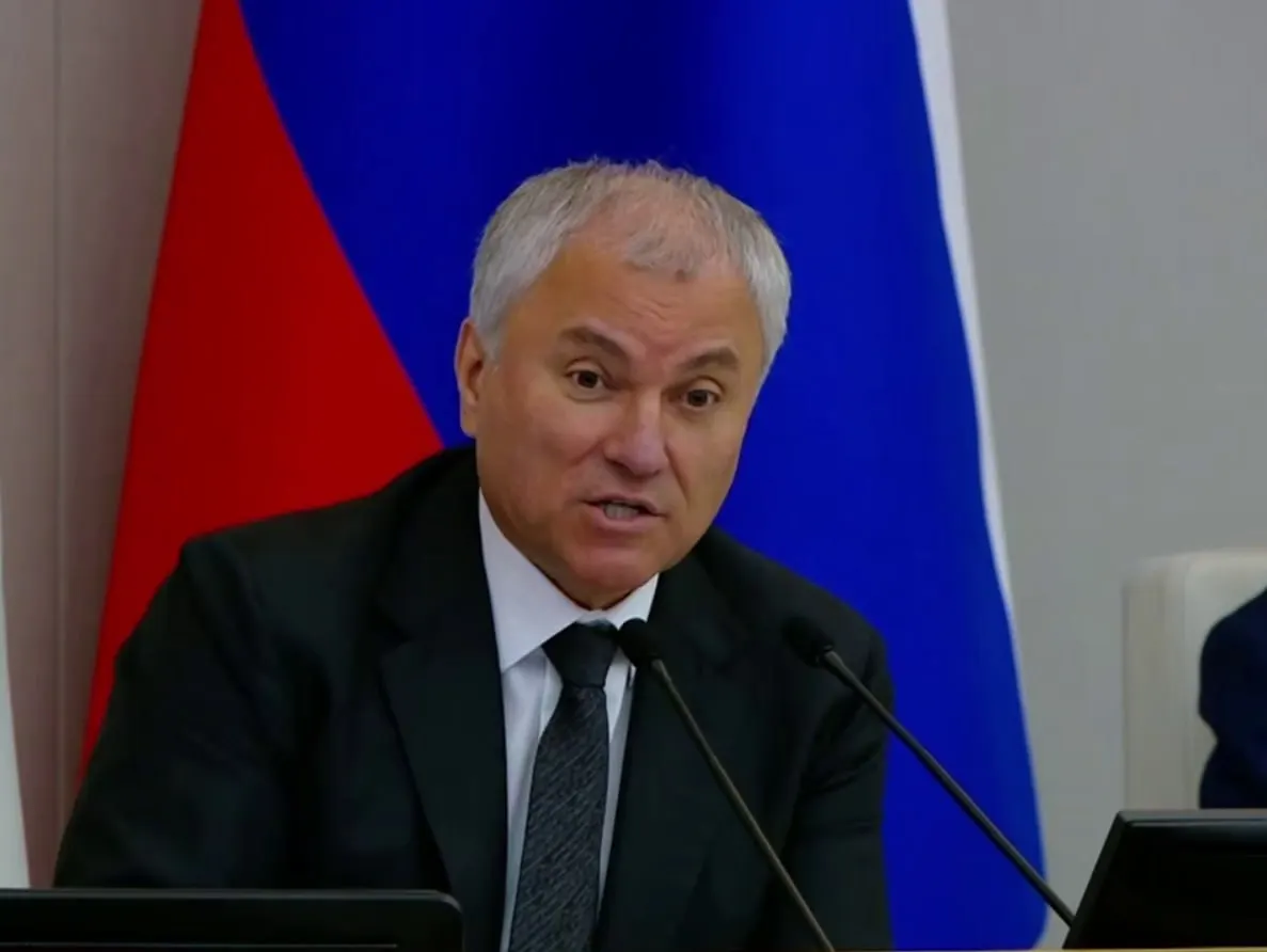 Во втором чтении депутаты приняли законопроект, который официально добавляет в список профилактики мероприятий меры по защите исторической правды и предупреждению уклонения от службы, с формулировками о сохранении традиционных ценностей и обеспечении национальной безопасности.