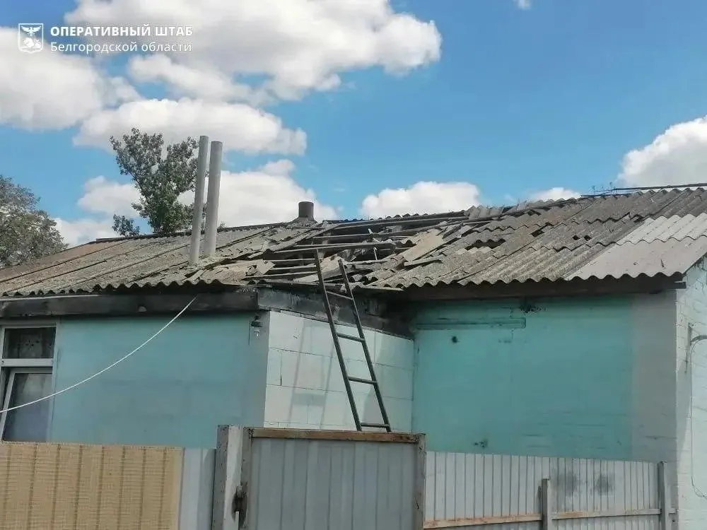 По данным поступающим сообщений, под налёт беспилотников попали три региона — горят дома и поезд, проводится эвакуация. Информация уточняется.