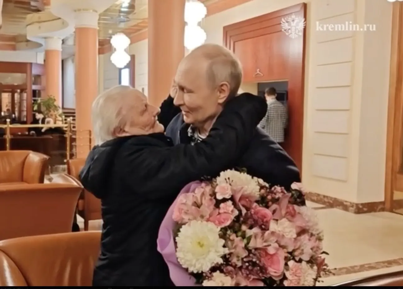 Президент обнял и поцеловал свою первую педагогиню — встреча вызвала сильные эмоции с обеих сторон.