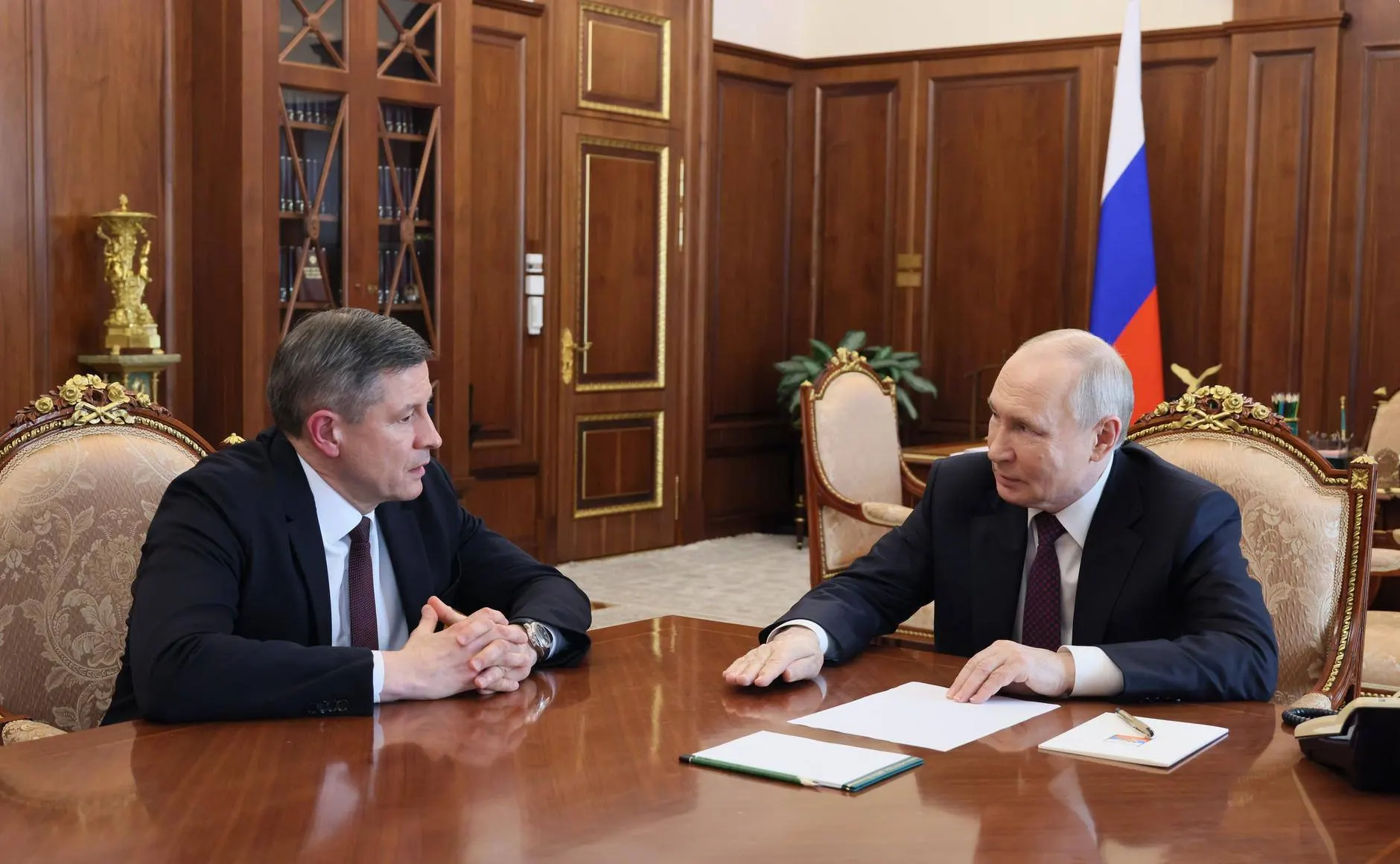 В Кремле прошла встреча: Президент представил Егора Ковальчука, назначенного временно исполняющим обязанности губернатора Брянской области. Ранее он руководил Миассом и занимал пост председателя правительства ЛНР.