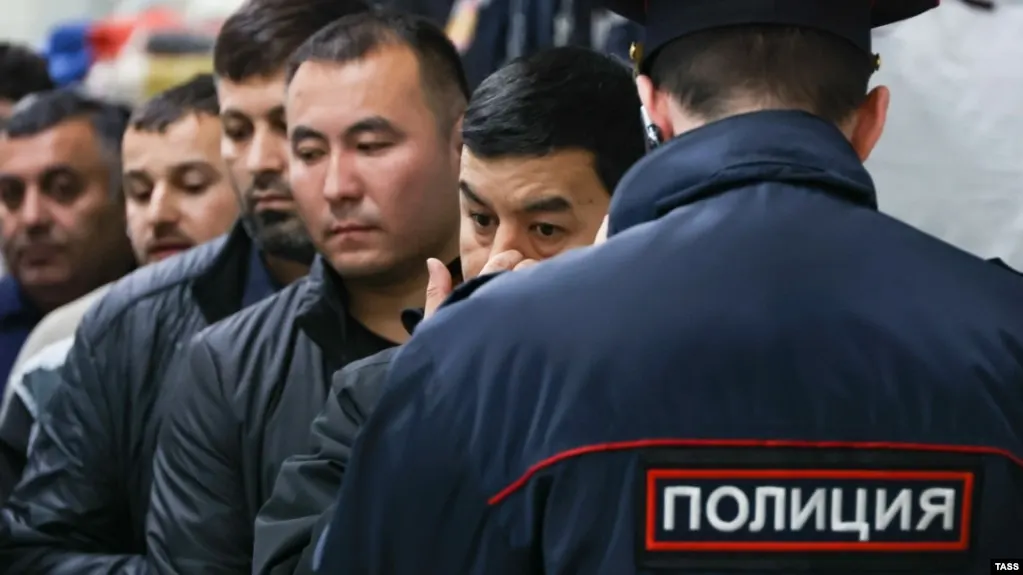 Законопроект расширяет перечень административных правонарушений, за которые иностранцев и лиц без гражданства могут выдворить из России — число таких нарушений может возрасти до 58.
