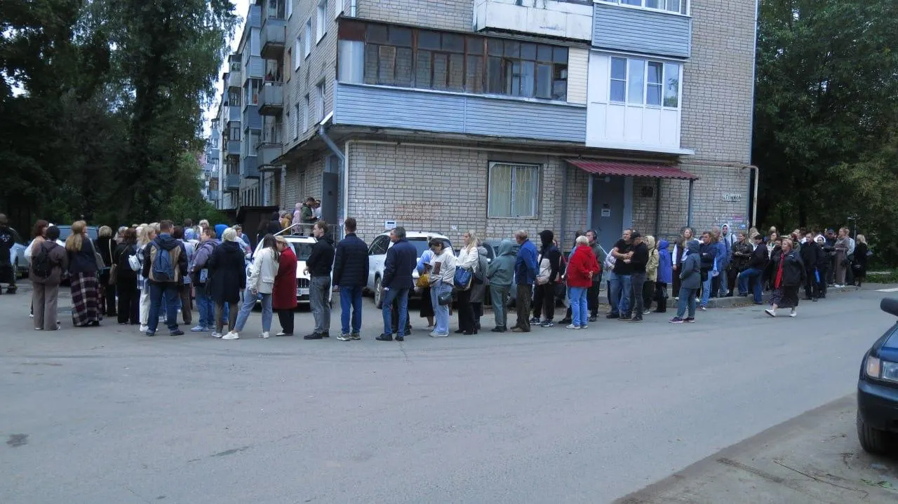 В нескольких регионах работников школ, больниц и муниципальных учреждений просят регистрироваться на платформах праймериз, привлекать знакомых и отчитываться о голосовании; в отдельных случаях запрашивали персональные данные и ежедневные отчёты.