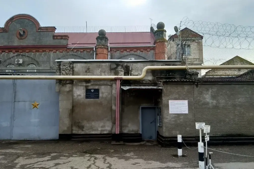 В переполненной камере СИЗО-1 в Краснодаре 47-летний программист погиб после часового избиения четырьмя сокамерниками; в приговоре суда отмечается острейший кадровый дефицит в пенитенциарной службе.