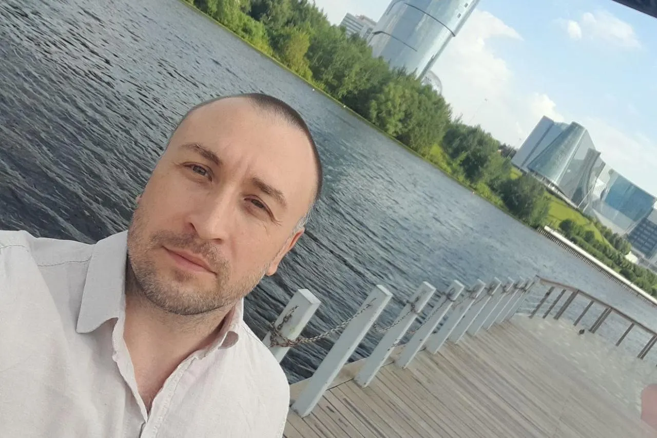 Мать сообщает, что 45-летнего мужчину задержали и поместили в следственный изолятор после серии административных арестов: ранее он якобы был избит при обыске, затем его местонахождение в течение нескольких недель оставалось неизвестным.