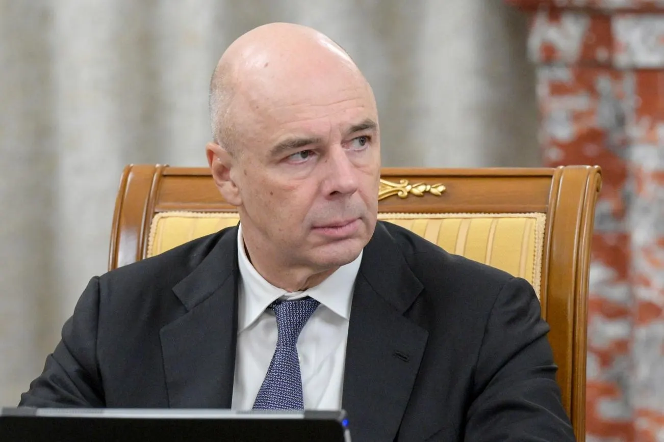 Антон Силуанов предложил временно заморозить запланированные бюджетные расходы на 2,9 трлн рублей, чтобы компенсировать растущие траты на войну; Минфин также прогнозирует возможный перерасход до 4 трлн руб.