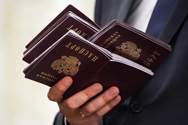 Фракция «Единая Россия» планирует внести поправки ко второму чтению, которые позволят иностранцам с непогашенной судимостью получать разрешение на проживание и гражданство в случаях, когда их, по утверждению инициаторов, незаконно осудили за поддержку России или действий в рамках СВО.