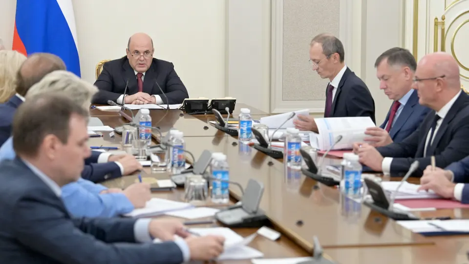После серии ударов беспилотников, приведших к остановке значительной части нефтепереработки в центральных регионах, власти рассматривают расширение запрета на вывоз нефтепродуктов — к уже действующему ограничению на бензин могут добавить дизель и керосин.