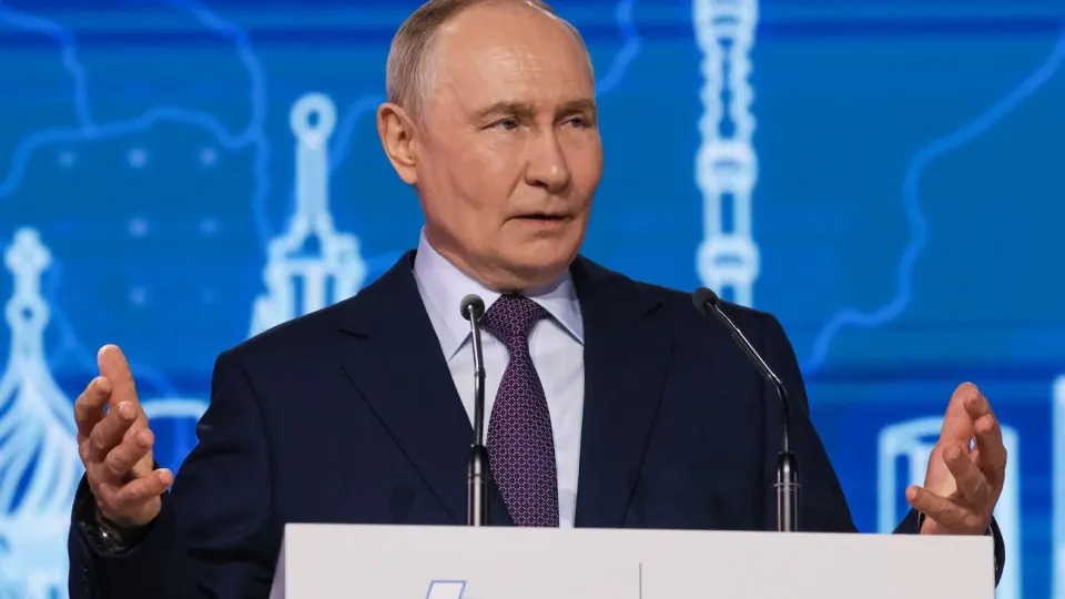 Президент призвал активнее трудоустраивать вернувшихся с фронта участников СВО в оборонную и индустриальную сферу для укрепления технологического суверенитета. Эксперты отмечают масштаб ранений и инвалидности, растущий спрос на протезы и рост числа инвалидов в стране.