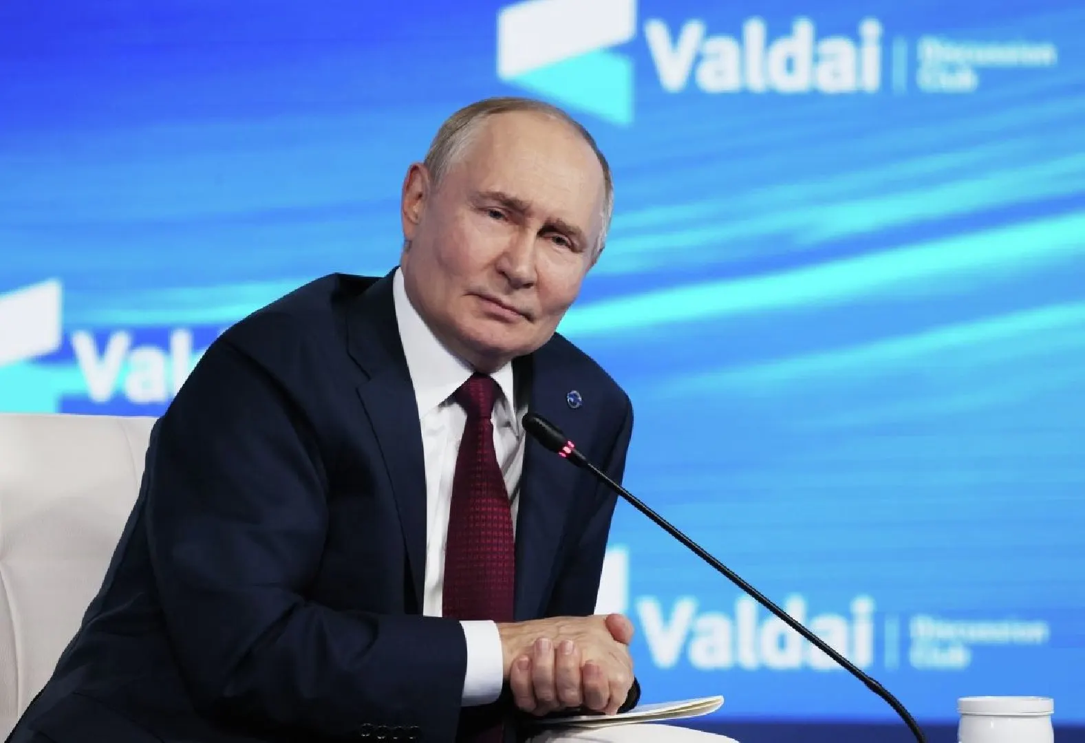 Международный уголовный суд разъяснил, что государства, ратифицировавшие Римский статут, при приглашении Владимира Путина на переговоры должны выполнить ордер на арест, если только встреча не организована под эгидой ООН.