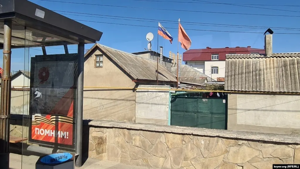 В результате серии ударов беспилотников в Крыму и ряде российских регионов есть погибшие и пострадавшие, власти сообщают о сотнях сбитых дронов.
