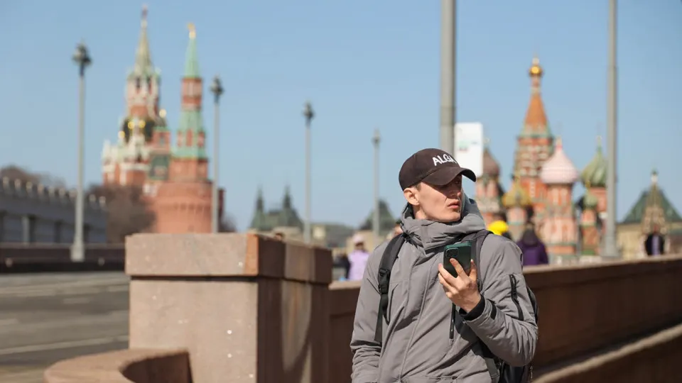 Правительство планирует обязать операторов вносить идентификаторы устройств (IMEI) в единую базу и блокировать SIM‑карты скомпрометированных или запрещённых телефонов; постановление может вступить в силу 1 марта 2027 года.