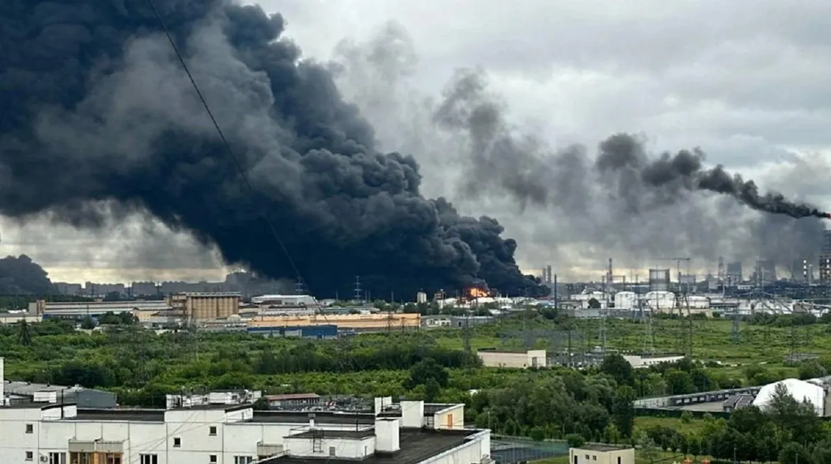 Атаки дронов сократили производство бензина и вызвали локальные перебои с топливом, но главное давление на доходы России создаёт резкое снижение мировых цен на нефть после разблокирования Ормузского пролива.