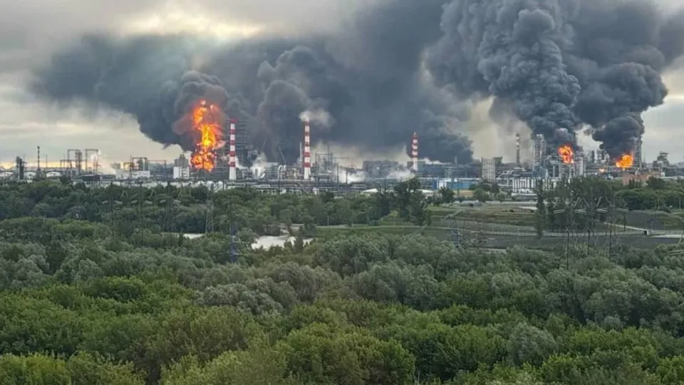По словам осведомителей, западная разведка продолжает помогать Украине планировать удары по нефтеперерабатывающим заводам и военным целям в глубине России. Атаки привели к заметному сокращению переработки нефти и локальным дефицитам топлива.