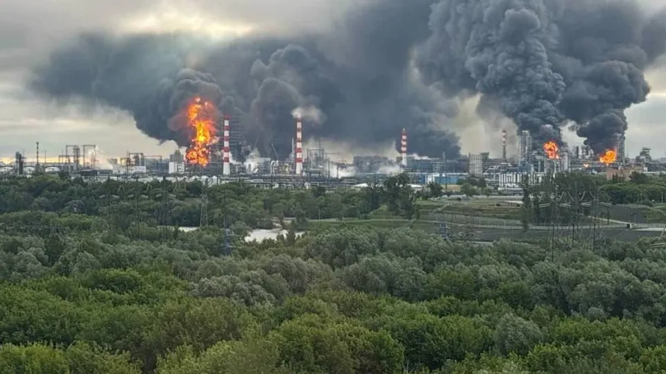Ранним утром 18 июня беспилотники атаковали Московский нефтеперерабатывающий завод и ряд населённых пунктов. Силы ПВО сбили около 180 дронов; зафиксированы повреждения зданий, есть погибшие и раненые в Ростовской области.