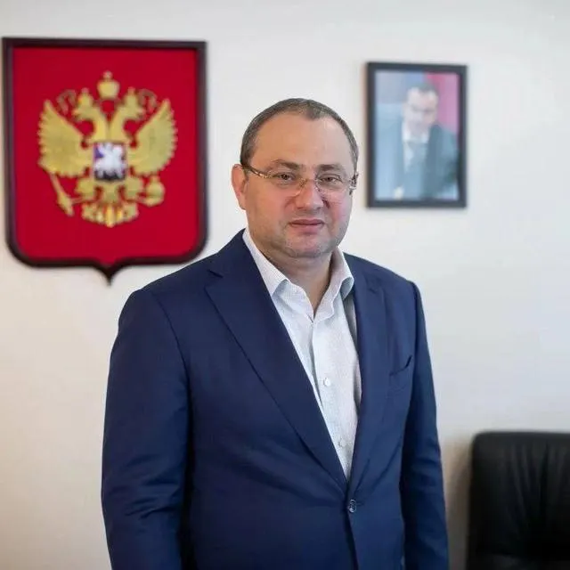 Экс-чиновник признал незаконное получение зарплаты в медуниверситете — ущерб оценён в 7,6 млн рублей; суд также распорядился об обращении в доход государства активов на сумму около 1,9 млрд рублей.