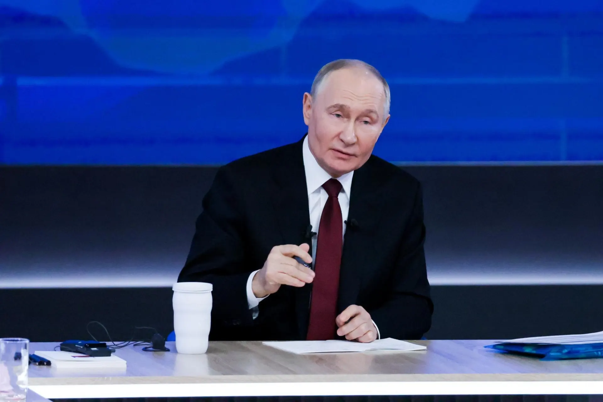 Президент анонсировал планы по наращиванию численности медицинского персонала и расширению сети больниц, подчеркнув необходимость повышать престиж медицинских профессий.