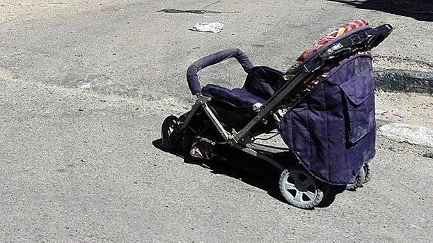 В Краснодаре 26‑летняя ранее судимая женщина похитила оставленную без присмотра детскую коляску, обнаружила в люльке телефон и перевела с него 30 000 рублей. Злоумышленницу задержали; ей грозит до 6 лет лишения свободы.