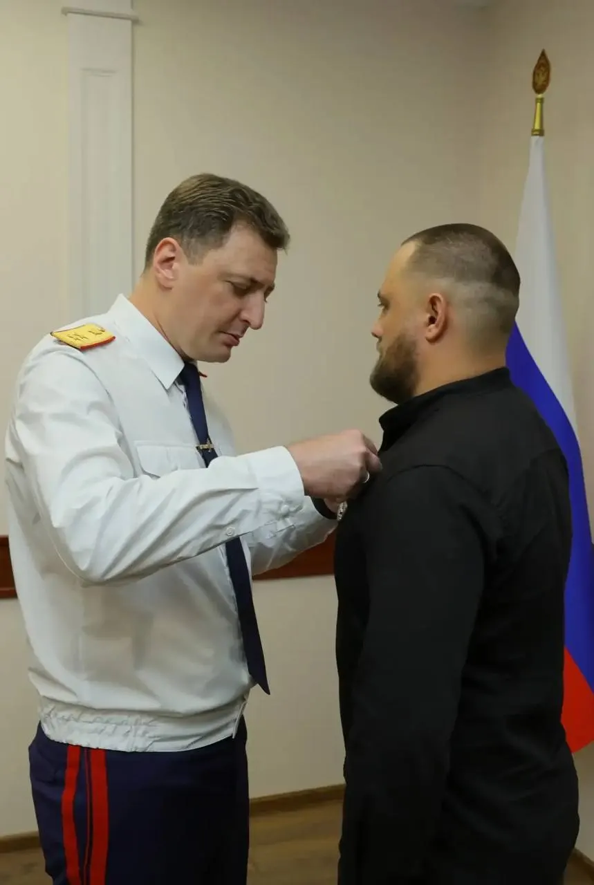 В торговом центре на Западном обходе 20 июня нападавший ранил несколько посетителей; участник СВО Александр Воевода связал и удержал злоумышленника до приезда полиции. За смелость ему вручили ведомственную медаль и присудили денежную премию.