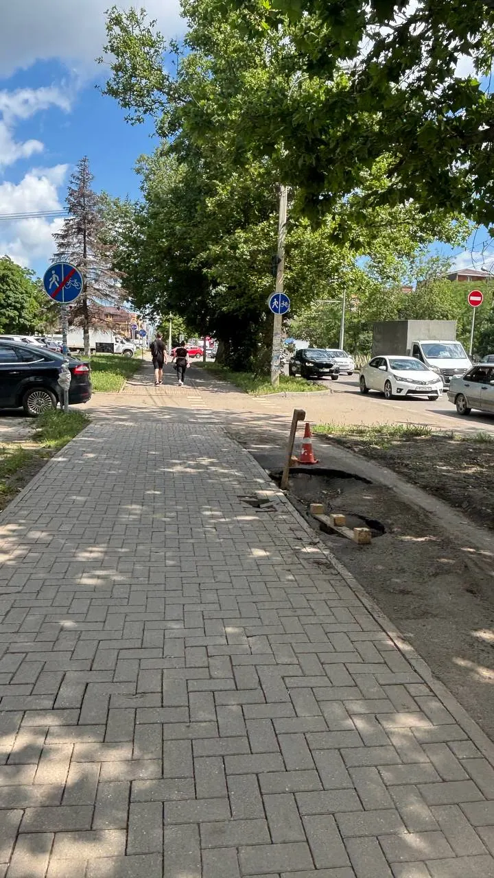 Возле супермаркета «Тандер» образовался провал: велодорожка разрушена, очевидец чуть не упал с велосипеда. Жители просят городские службы отремонтировать участок.