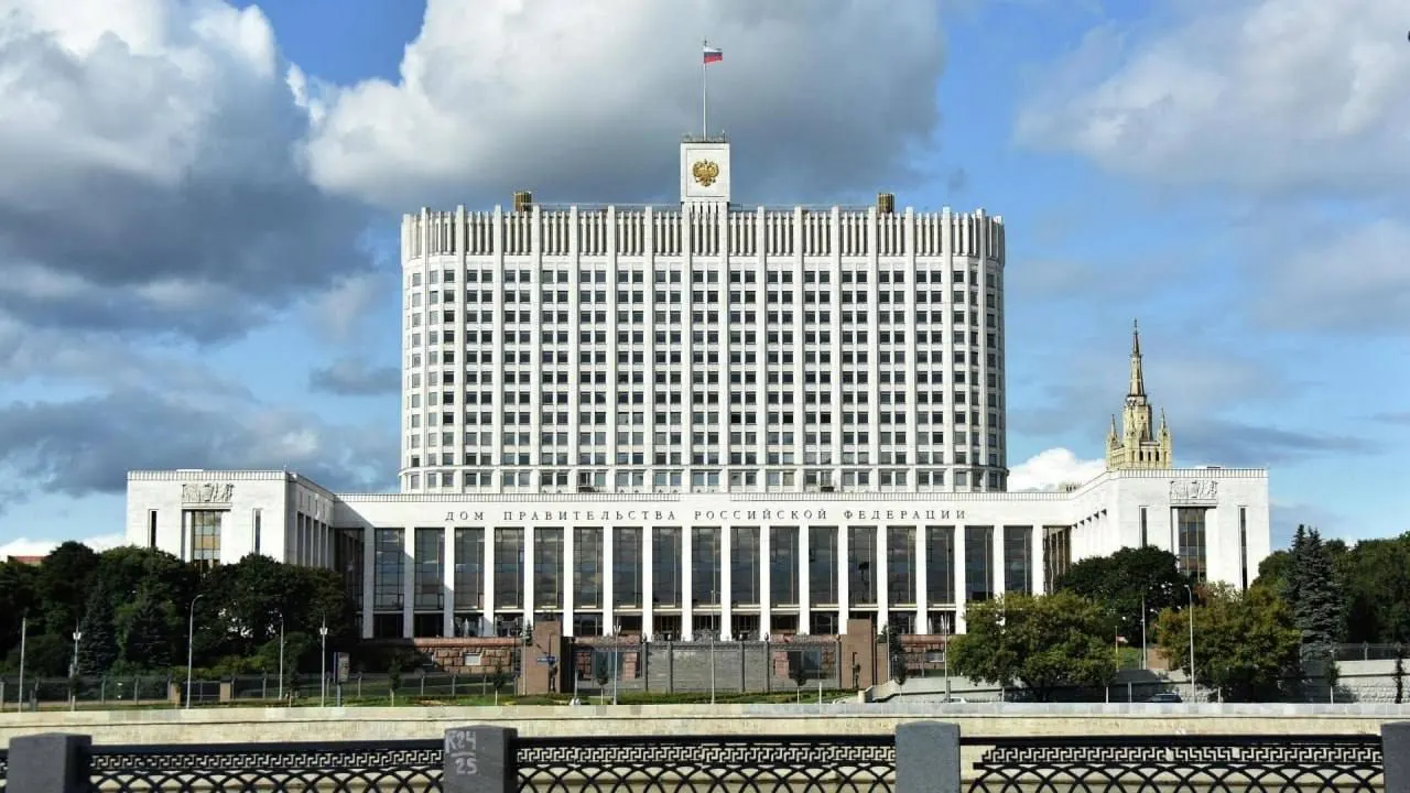 В Госдуму внесён законопроект о полной или частичной компенсации утильсбора для семей с тремя и более детьми, однако в правительстве отклонили инициативу из‑за дополнительных расходов и отсутствия источников финансирования.