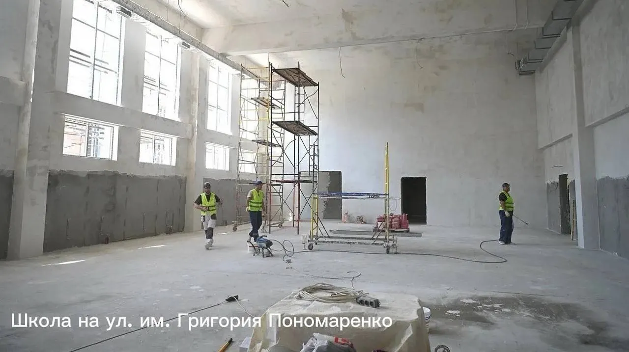 Одна школа на улице Пономаренко готова примерно на 85%: завершены кровля и фасад, ведётся внутренняя отделка. Вторая на Генерала Позднякова находится на финальной стадии отделочных работ. Совокупно на стройках задействованы около 390 человек.