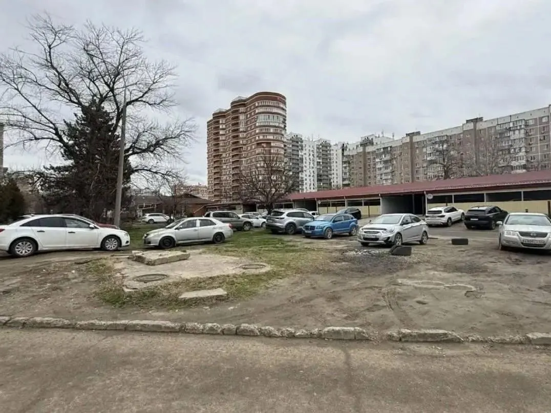 В Юбилейном микрорайоне на Платановом бульваре реконструируют пустырь: на работы планируют потратить около 19 млн руб., здесь появятся тротуар, скамейки, освещение, видеонаблюдение и новое озеленение.