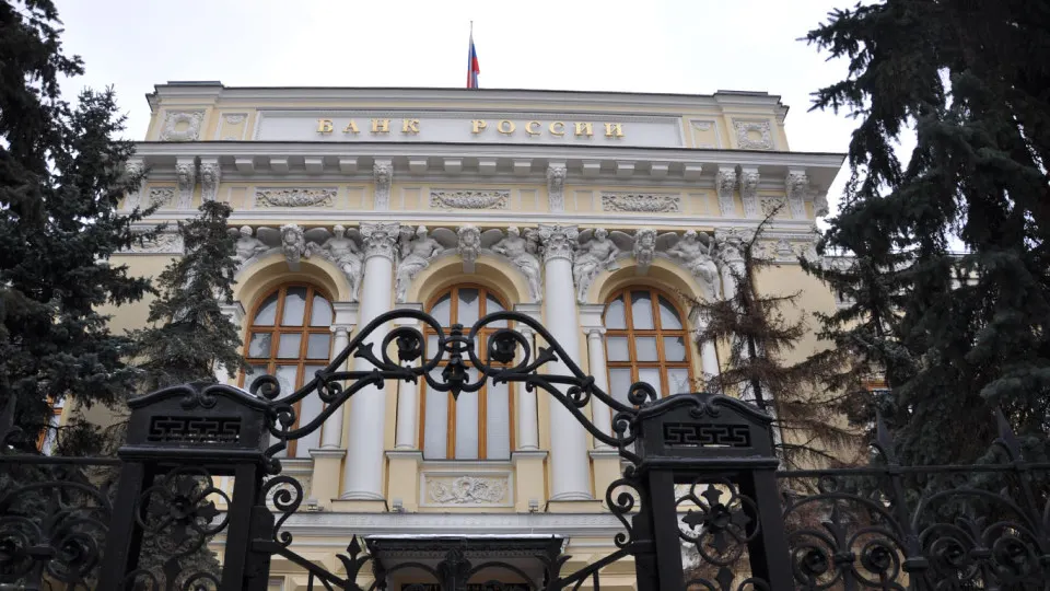 Во втором полугодии Центробанк существенно снизит ежедневные продажи валюты, а Минфин на коротком отрезке увеличит покупки. Сдвиг в валютных операциях может ослабить рубль на 2–3 рубля по среднему курсу и усилить волатильность.