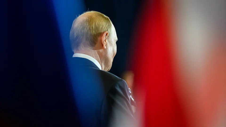 «Открытый» рейтинг доверия к президенту перестал обновляться: он снизился до 29,5% на начало апреля, тогда как «закрытые» опросы продолжают показывать существенно более высокие значения.