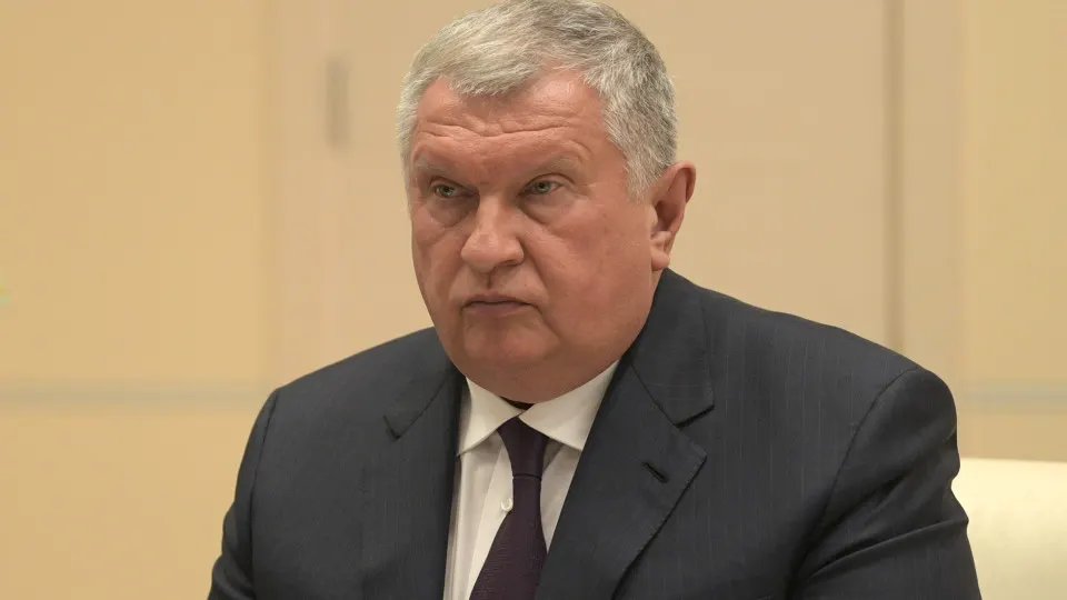 Руководство крупной нефтекомпании сообщило президенту о «беспрецедентных повреждениях» российских НПЗ после ударов, предложив временно изменить правила биржевых продаж и обязать компании направлять больше сырья на переработку внутри страны.