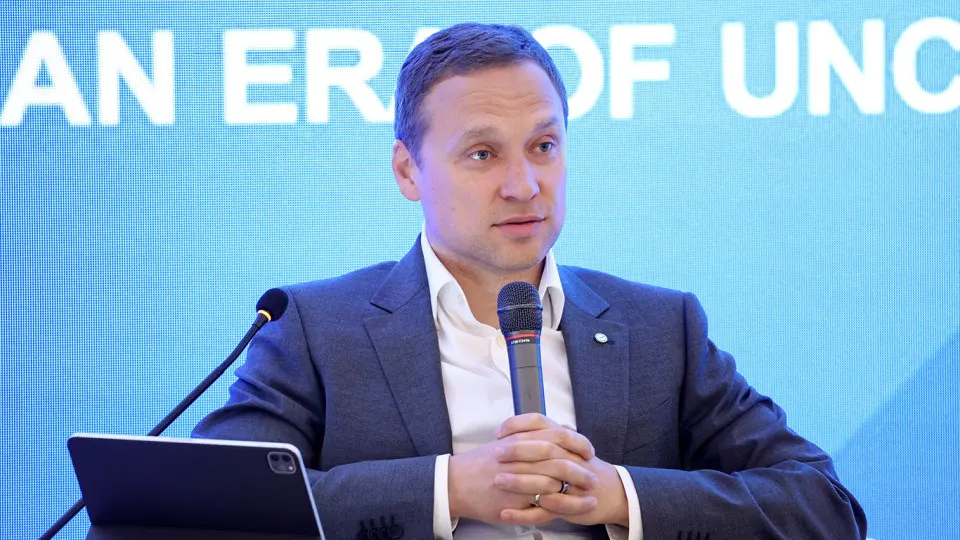 Заместитель председателя правления Сбербанка на ПМЭФ заявил, что клиенты выводят деньги из банков — наличность не возвращается в систему, безналичные операции падают, а с мая прошлого года отток в «кэш» составил около 2,7 трлн руб.