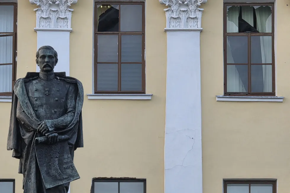 Ночью и утром по Санкт‑Петербургу, Ленинградской области и ряду других регионов РФ нанесён масштабный удар беспилотниками. Сообщают о пожарах, эвакуациях, пострадавших и сбитых десятках и сотнях беспилотников.